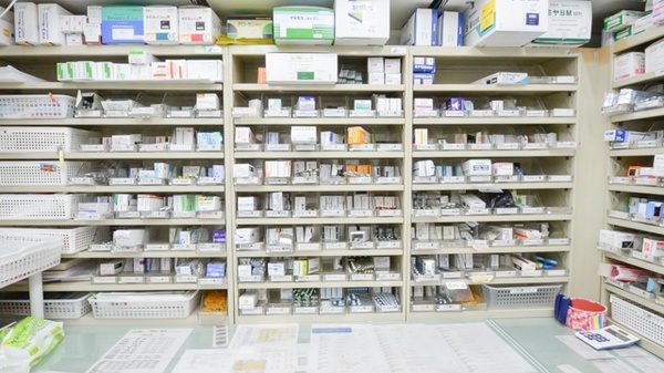 ウォンツ平和大通り薬局の薬棚