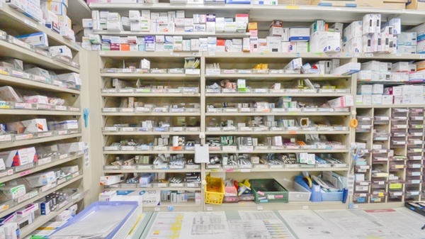 ウォンツ八丁堀薬局の薬棚