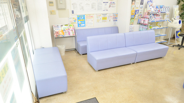 ウォンツ薬局鉄砲町店の待合スペース