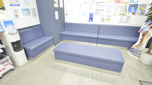 ウォンツ八幡西薬局の待合スペース