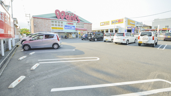 ウォンツ八幡西薬局の駐車場