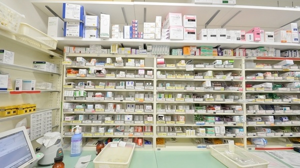 ウォンツ薬局八丁堀交差点前店(伊藤久芳堂ビル7F)の薬棚