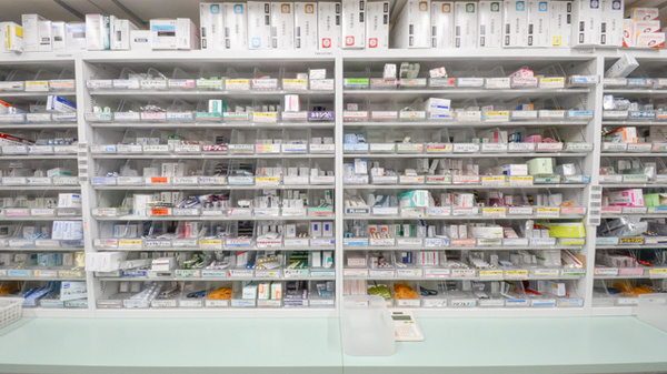 ウォンツ薬局白島通り店の薬棚
