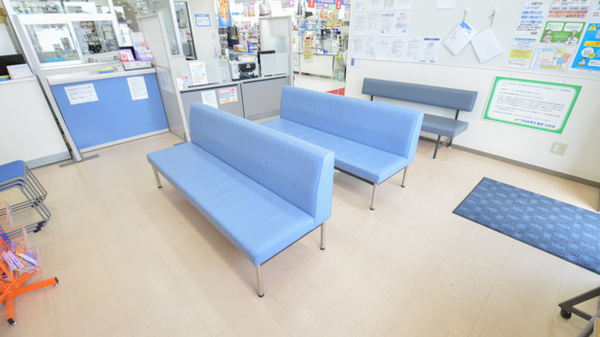 ウェルネス薬局　白枝店の待合スペース