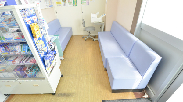ウォンツ下温品薬局の待合スペース