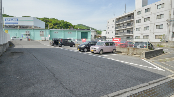 ウォンツ下温品薬局の駐車場