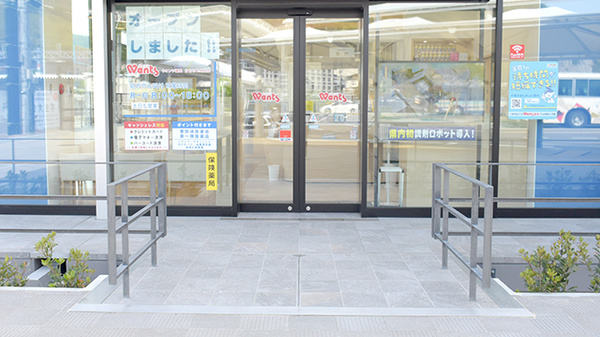 ウォンツ薬局安佐市民病院店の入口