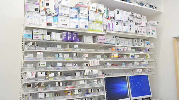 ウォンツ薬局安佐市民病院店の薬棚
