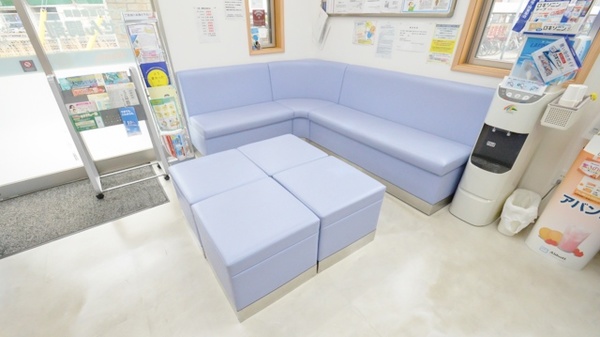 ウォンツ薬局古江駅前店の待合スペース