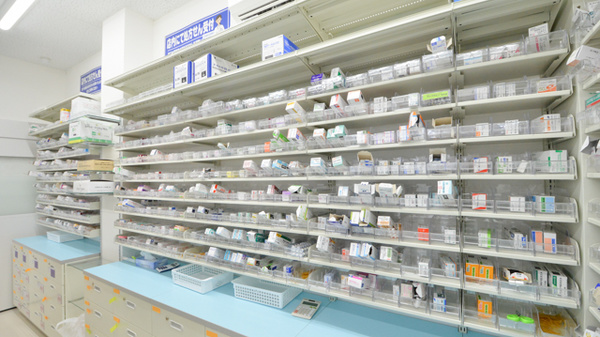 ウォンツ口田薬局の薬棚