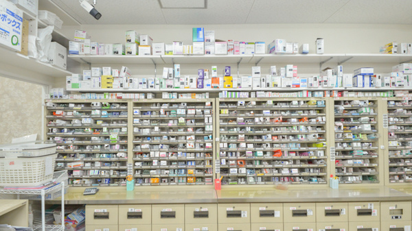 ウェルネス薬局　春日店の薬棚