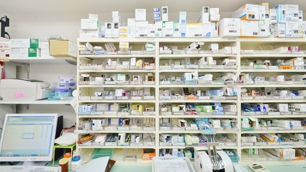 ウォンツ薬局日赤病院前２号店の薬棚