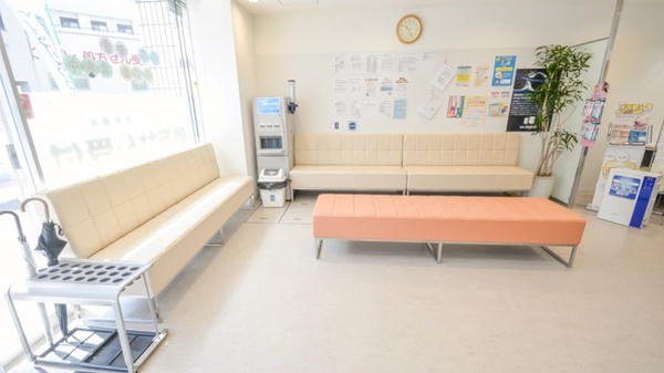 ウォンツ薬局日赤病院前３号店の待合スペース