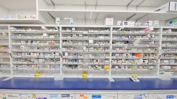 ウォンツ薬局日赤病院前３号店の薬棚