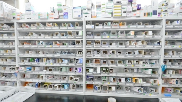 レデイ薬局新空港通り店の薬棚
