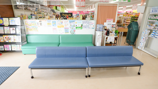 レデイ薬局れんげ店の待合スペース