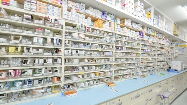 レデイ中央調剤薬局の薬棚