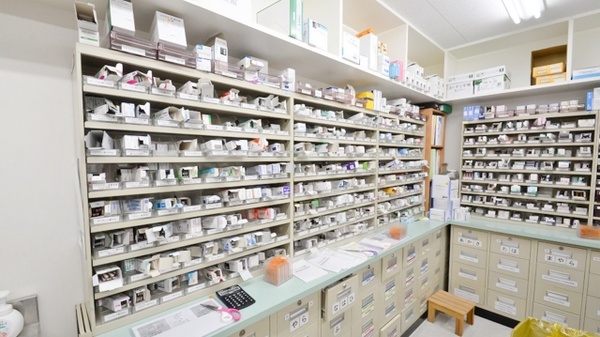 レデイ平井調剤薬局の薬棚