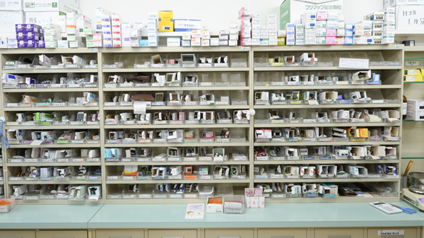 レデイいよ米湊調剤薬局の薬棚
