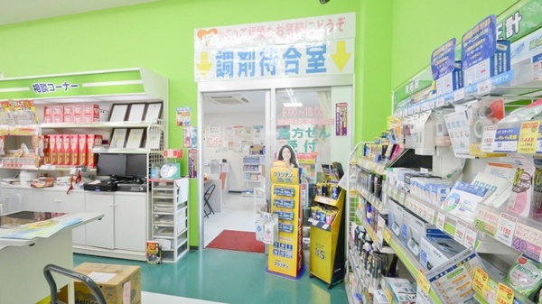 レデイ薬局長楽寺店の入口