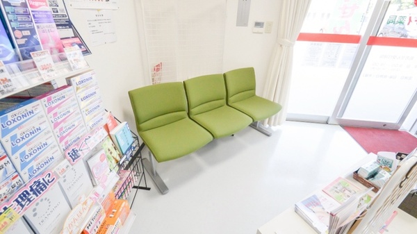 レデイ薬局長楽寺店の待合スペース