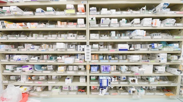 レデイ薬局長楽寺店の薬棚