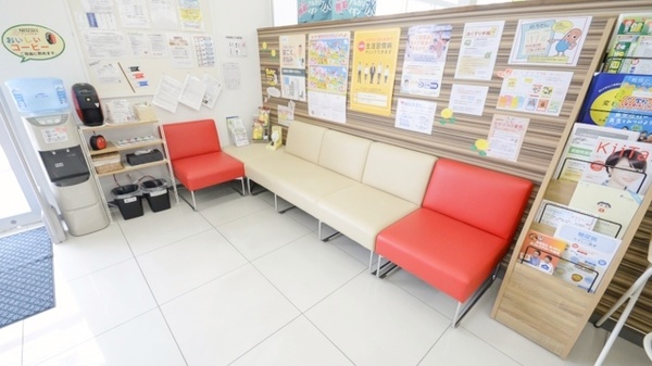 レデイ薬局味酒店の待合スペース