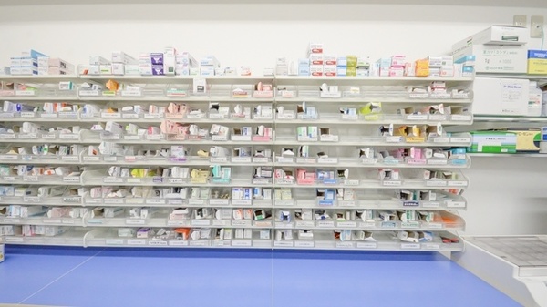 レデイ薬局味酒店の薬棚