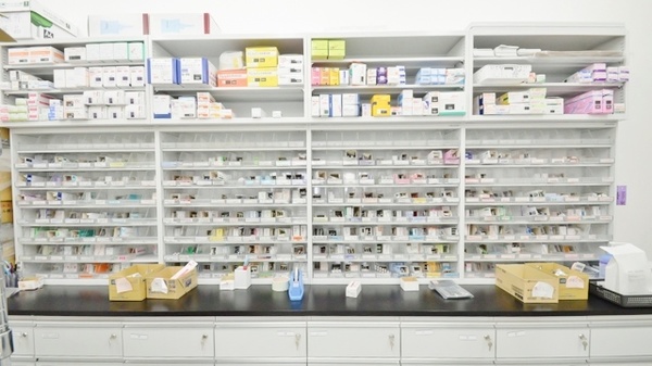 レデイ薬局和気店の薬棚