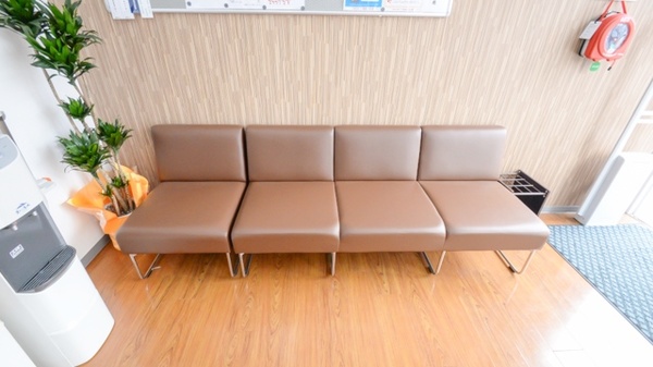 レデイ薬局問屋町店の待合スペース