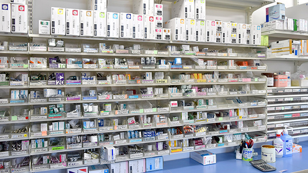 調剤薬局ツルハドラッグ大堤店の薬棚