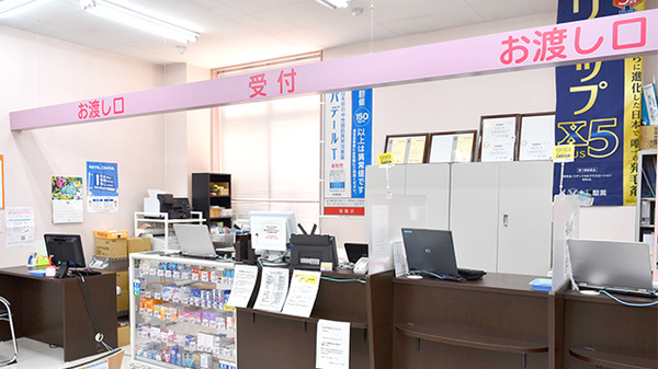調剤薬局ツルハドラッグ三本柳店の受付/カウンター