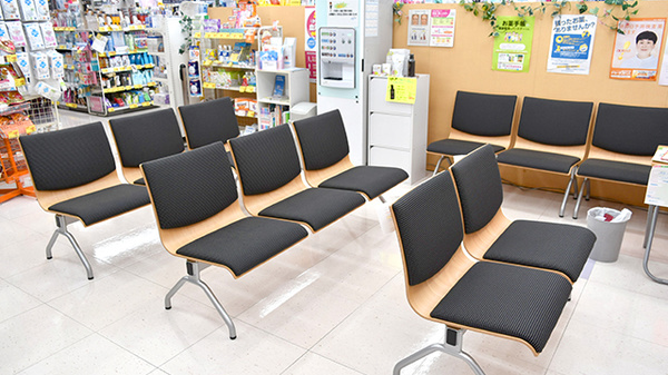 調剤薬局ツルハドラッグ三本柳店の待合スペース