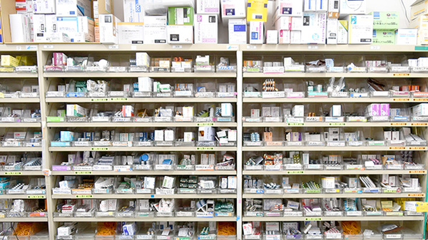 調剤薬局ツルハドラッグ三本柳店の薬棚