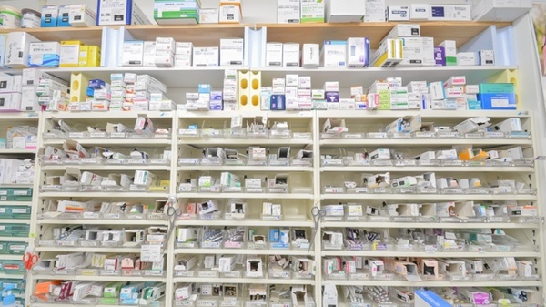 レデイ薬局拓川店の薬棚