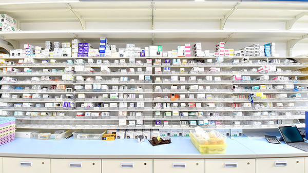 レデイ薬局　森松店の薬棚