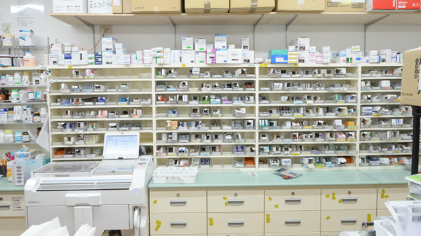 レデイ薬局坂出中央店の薬棚