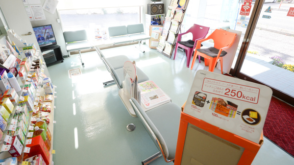 レデイさぬきしど調剤薬局の待合スペース