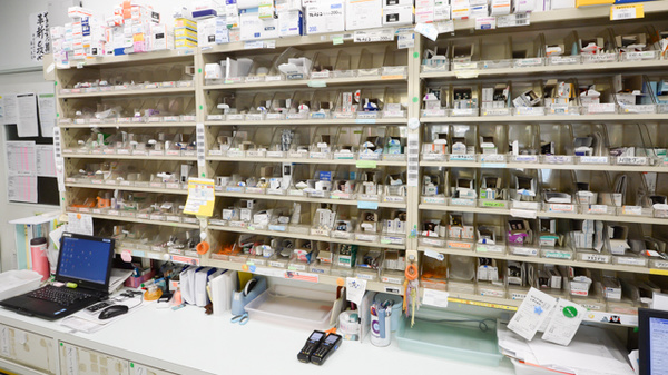 レデイさぬきしど調剤薬局の薬棚