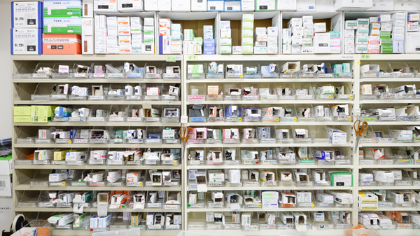 レデイ薬局藤塚店の薬棚