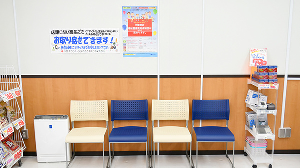 ケアーズ薬局　グリーンプラザ店の待合スペース