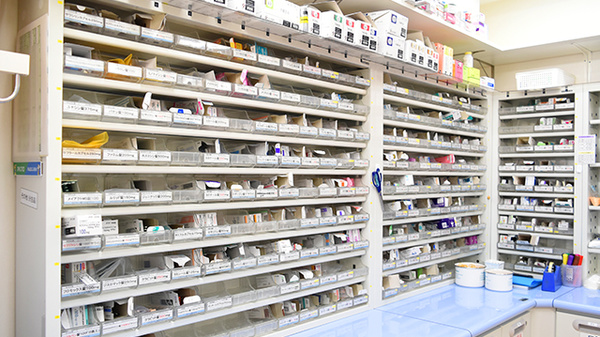 しろくま薬局古川橋店の薬棚