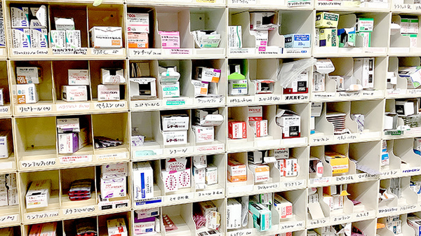 新小岩調剤薬局の薬棚