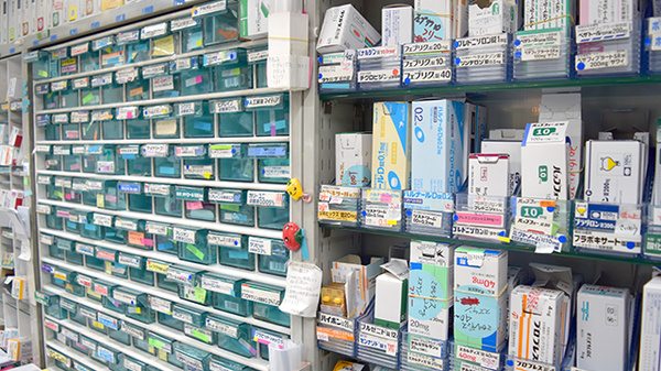 緑園調剤薬局の薬棚