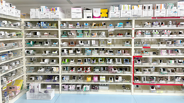 富士薬局南矢島店の薬棚
