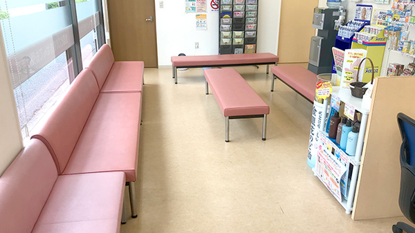 あいケア薬局行徳店の待合スペース