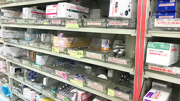 あいケア薬局行徳店の薬棚
