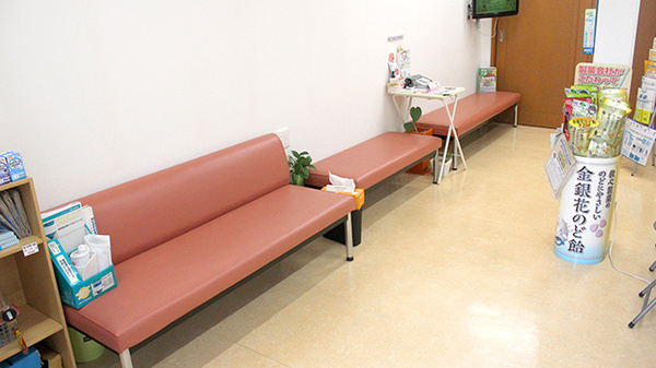 あいケア薬局前原店の待合スペース