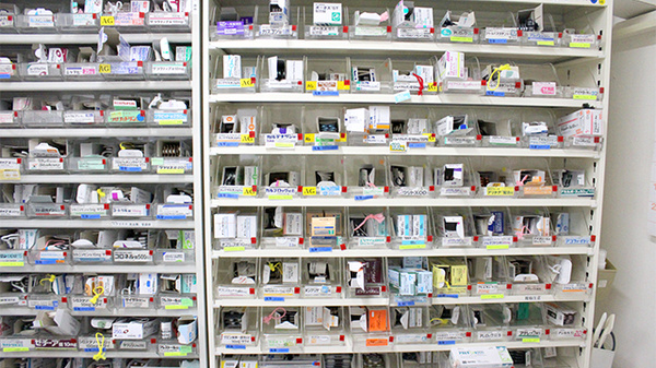 あいケア薬局前原店の薬棚