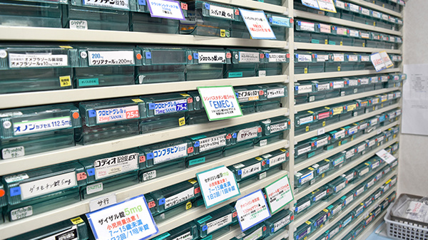 あいケア薬局野川店の薬棚